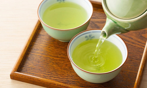 Uống trà khi đói cũng không có lợi. Uống trà thời điểm này khiến bạn tăng nguy cơ đối diện các bệnh về dạ dày, tiêu hóa, hiện tượng “say” với các biểu hiện như chóng mặt, chân tay bủn rủn, cồn cào.