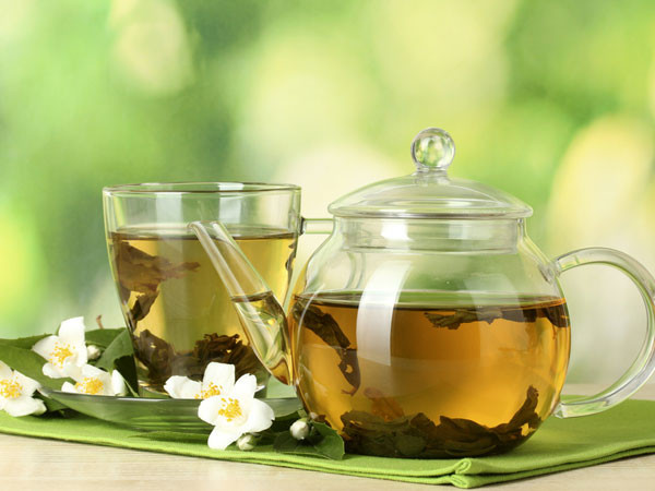 Các chất kích thích như caffeine và theophylline có chứa trong lá trà làm suy yếu hoặc chống lại tác dụng an thần có chứa trong thuốc.