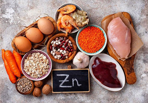 Để bổ sung kẽm, bạn nên chú trọng hải sản (sò, điệp, bào ngư). Ngoài ra, nấm, thịt bò nạc, gan lợn, lạc,... cũng chứa lượng kẽm ấn tượng.