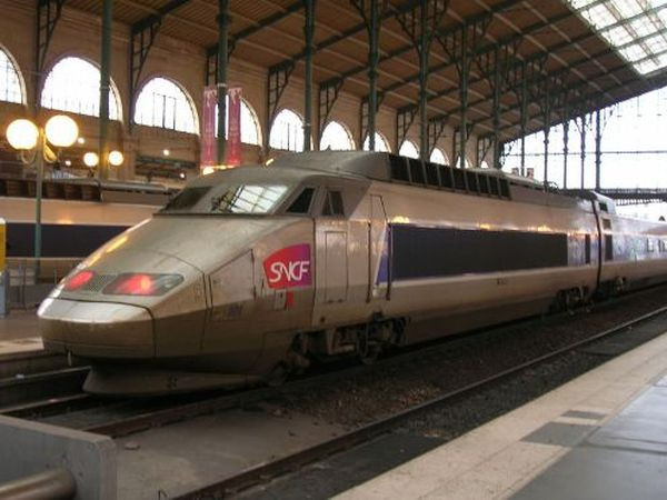 4. Lattice TGV, Pháp: Đoàn tàu được lắp ráp bởi Alstom từ năm 1992 đến năm 1996, có vận tốc tối đa 380 km/h (320 km/h ở mức an toàn) và sức chứa 377 hành khách.