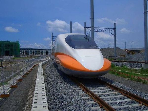 6. THSR-700T, Đài Loan: Đoàn tàu này được sản xuất bởi công ty Nhật Bản Shinkanssen, đạt tới vận tốc 335,5 km/h nhưng thường chỉ được điều khiển với vận tốc tối đa 300 km/h và có sức chứa 989 hành khách.