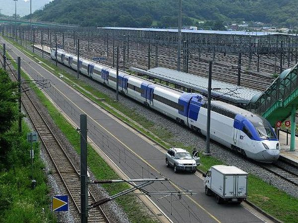5. KTX 2, Hàn Quốc: Đoàn tàu được lắp đặt bởi Hyundai Roten, đạt vận tốc 352,4 km/h nhưng với lý do an toàn thường chạy với tốc độ tối đa 305km/h. Sức chứa của tàu là 363 hành khách.