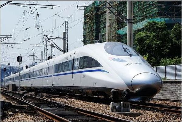 1. CRH380A, Trung Quốc: Đoàn tàu này được lắp đặt bởi CSR China Qingdao Sifang Locomotive & Rolling Stock với vận tốc tối đa 480 km/h và sức chở 494 hành khác, nối liền Thượng Hải với Nam Kinh và Hàng Châu.