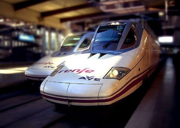 7. AVE-350 Talgo, Tây Ban Nha: Đường tàu này nối liền thủ đô Madrid với Malaga, Valladolid và Huesca. Đoàn tàu đạt vận tốc 330 km/h và có sức chở 380 hành khách.