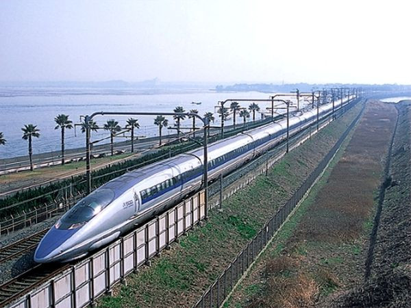 3. Shinkansen, Nhật Bản: Đoàn tàu này kết nối các thành phố của Nhật Bản, có vận tốc tối đa 443 km/h và 320 km/h ở phiên bản mới nhất E5 Series Shinkansen.