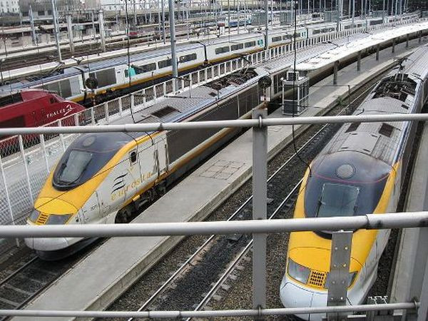 8. Eurostar, Anh: Đường tàu này nối liền Luân Đôn, Paris và Brussels.Đoàn tàu có thể đạt vận tốc 320 km/h và có sức chứa 900 hành khách.