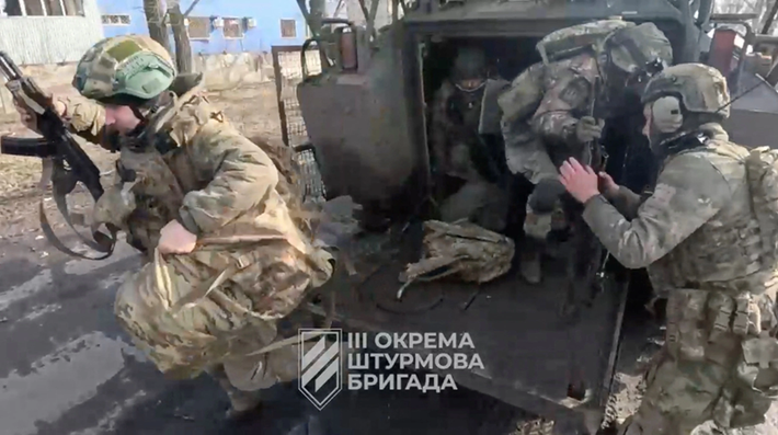 Điều đáng chú ý, đây không phải là lần đầu tiên Lực lượng Vũ trang Ukraine chứng kiến những vụ mất tích quy mô lớn. Tuần trước, có nhiều báo cáo về việc quân Ukraine mất tích, trong đó có Lữ đoàn cơ giới 152. Những vụ mất tích này chắc chắn đã làm tăng thêm sự bất ổn và biến động cho tình hình chiến tranh ở Ukraine. Ảnh: Reuters.