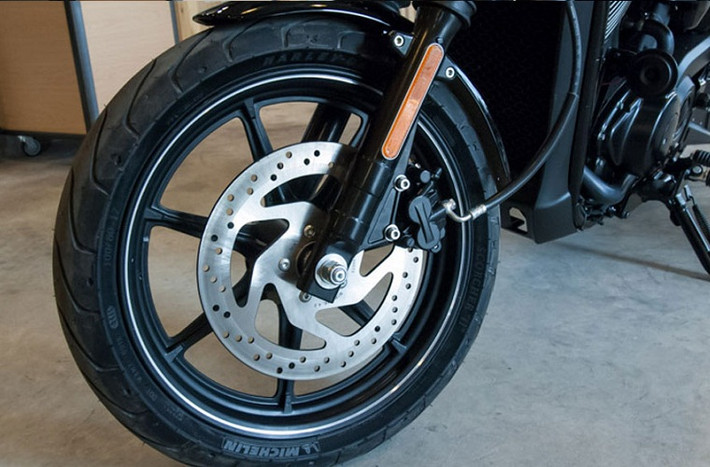 Xe trang bị bánh 17 inch kết hợp mâm xe 7 chấu, phuộc xe được tinh chỉnh đặc biệt để mang lại cảm giác lái tốt nhất, phanh đĩa đơn 2 piston và bình xăng làm bằng thép có dung tích 13,2L.