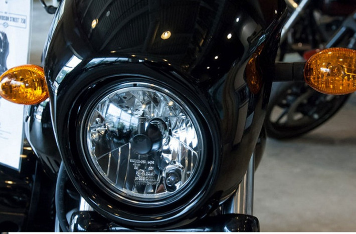Đèn pha Halogen tròn đặc trưng của Harley Davidson với 2 đèn xi-nhan màu vàng được tách sang 2 bên.