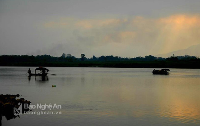 Những ngày này, làng chài Giang Thủy, xã Thanh Giang (Thanh Chương, Nghệ An) đang vào mùa đánh bắt cá mòi trên sông Lam. Mùa săn cá mòi bắt đầu từ giữa tháng Giêng, kéo dài khoảng 3 tháng kết thúc vào mùa lũ tiểu mãn.