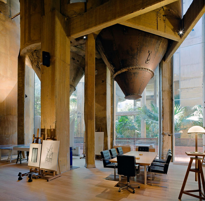 Nội thất hiện đại nhưng tối giản được Ricardo Bofill trang bị cho ngôi nhà. Nhiều chi tiết cũ được giữ nguyên khiến biệt thự này trở nên đặc biệt hơn hẳn.