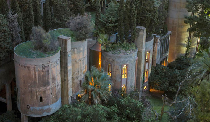 Thời điểm từ năm 1973, kiến trúc sư Ricardo Bofill đã quyết định mua lại nhà máy xi măng ở Barcelona, Tây Ban Nha bị bỏ hoang nhiều năm để tái sử dụng và dần biến nó trở thành một ngôi biệt thự tuyệt đẹp.