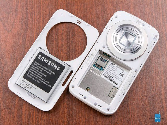 Thời gian sạc đầy của Galaxy K Zoom từ trạng thái hết sạch pin là 1 giờ. Mức thời gian như vậy cũng được đánh giá cao so với các thông số kĩ thuật khác của máy. Ảnh: Phonearena.