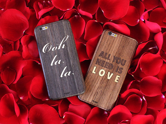 Ốp lưng điện thoại khắc chữ tình yêu cũng được tung ra thị trường quà Valentine năm nay.