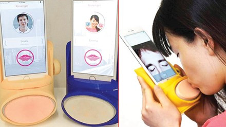 Đối với những cặp đôi yêu xa thể lựa chọn món quà là thiết bị giúp "hôn môi xa" qua smartphone độc lạ để tạo cảm giác gần gũi nhau hơn.