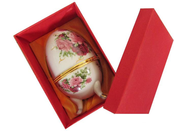 Hoa hồng bất tử vẫn luôn hot mỗi dịp Valentine. Tuy nhiên năm nay, hoa hồng bất tử được thiết kế đặc biệt hơn khi chúng được đặt vào hộp hình trứng họa tiết sang trọng thay vì được đựng vào lọ thủy tinh như mọi năm.