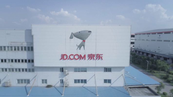 Thời gian mới thành lập, JD.com gặp rất nhiều khó khăn trước sức ép cạnh tranh từ Alibaba. Ảnh: Ytimg.