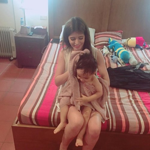 Còn cô nàng Andrea Aybar thì "bày biện" đủ thứ trên giường.