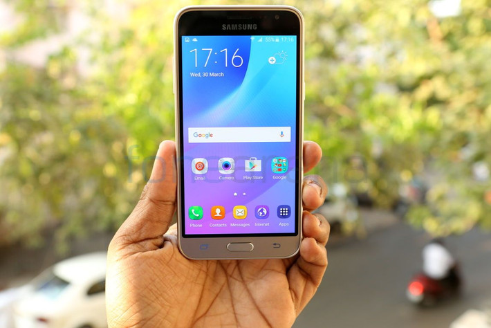 Điểm nhấn của Galaxy J3 2016 là việc Samsung đã mang màn hình AMOLED đến với một thiết bị giá rẻ. Ngoài màn hình thì các thông số khác của máy ở mức cơ bản gồm bộ vi xử lý Spreadtrum SC7731 lõi tứ 1.3GHz, RAM 1.5GB, bộ nhớ trong 8GB hỗ trợ khe cắm thẻ nhớ ngoài, pin 2600 mAh, camera sau 8MP, camera trước 5MP và có hai SIM.