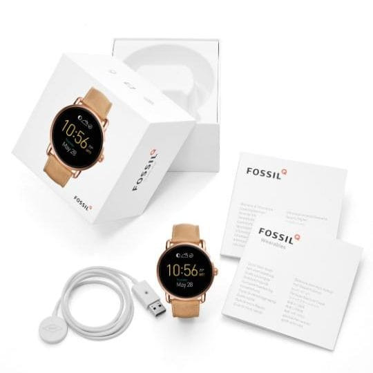 Fossil Q (Giá: 5,4 triệu đồng trên Amazon, 6,6 triệu đồng thêm tính năng House of Fraser; Màn hình hiển thị 1,4 inch; Hệ điều hành: Android Wear 2.0; Thời lượng pin: 24 giờ đồng hồ): Được trang bị bản cập nhật Android Wear 2.0, phiên bản mới của Fossil Q bao gồm các tính năng như nhắn tin dạng text, báo thức, cảnh báo lịch, bộ theo dõi sức khoẻ, đèn pin LED và trợ lý ảo Google Voice để thực hiện một số tác vụ đơn giản. Mặc dù theo thiết kế đồng hồ truyền thống mặt tròn, dây da, nhưng Fossil Q khá lớn trên cổ tay người đeo, khả năng chống thấm nước cũng không phải là hoàn hảo và đặc biệt thời lượng pin không dài.