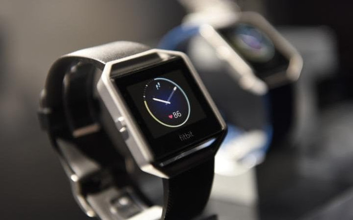 Fitbit Blaze (giá bán: phiên bản John Lewis 4 triệu đồng, phiên bản Fitbit 4,6 triệu đồng; Màn hình hiển thị 1,25 inch; Hệ điều hành: Fitbit software; Thời lượng pin: tối đa 5 ngày): Với thiết kế và tính năng được nâng cấp khá nhiều so với các dòng sản phẩm thiết bị đeo tay của hãng. Fitbit Blaze được thiết kế với cụm đồng hồ có khả năng tháo rời qua bộ khung chứa dây đeo, thiết kế hình vuông vát cạnh bát giác. Các tính năng cơ bản trên Blaze đều được đáp ứng bao gồm theo dõi sức khoẻ, giấc ngủ đo nhịp tim, tích hợp GPS, thông báo trạng thái điện thoại (cuộc gọi, tin nhắn) với pin được kỳ vọng có thể sử dụng được 5 ngày. Blaze cũng hỗ trợ báo rung để đánh thức bạn dậy vào mỗi buổi sáng hay các thông báo từ điện thoại.