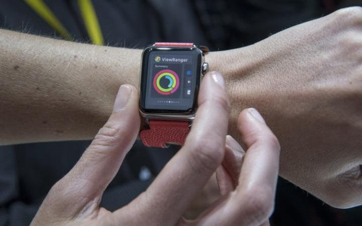 Apple Watch Series 2 (giá bán 11,5 triệu đồng cho phiên bản vỏ nhôm và 20 triệu đồng cho phiên bản thép không gỉ, vòng lặp Milanese; Màn hình hiển thị 1,65 inch; Hệ điều hành WatchOS; Tuổi thọ pin 18 giờ đến 2 ngày: với những cải tiến quan trọng so với phiên bản trước đây như khả năng chống nước tốt hơn, chip xử lý mạnh mẽ hơn, màn hình đẹp hơn,... Apple Watch sẽ không chỉ là chiếc đồng hồ thông minh bóng loáng mà sẽ trở thành thiết bị đeo theo dõi sức khoẻ tuyệt vời,...