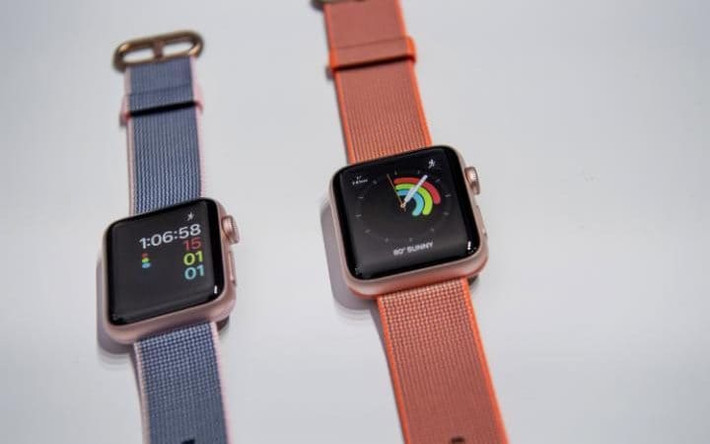 Apple Watch Series 1 (giá bán: 7,8 triệu đồng; Màn hình hiển thị 1,65 inch; Hệ điều hành: WatchOS; Thời lượng pin có thể lên tới 02 ngày ): Mặc dù thiếu một số tính năng tiên tiến giống như của phiên bản Series 2 như khả năng chống thấm nước và định vị GPS, nhưng Apple Watch Series 1 vẫn là một chiếc smartwatch cao cấp với phần mềm điều hướng watchOS, trợ lý ảo Siri và công cụ thanh toán trực tuyến Apple Pay. Bên cạnh đó, chiếc smartwatch này của Apple cũng được coi là chiếc đồng hồ thể dục hàng đầu mà bạn có thể mua với các ứng dụng theo dõi sức khỏe và nhịp tim trực quan. Ưu điểm của thiết bị này là được trang bị đầy đủ các tính năng mạnh như Apple Watch Series 2, nhưng lại rẻ hơn đáng kể.
