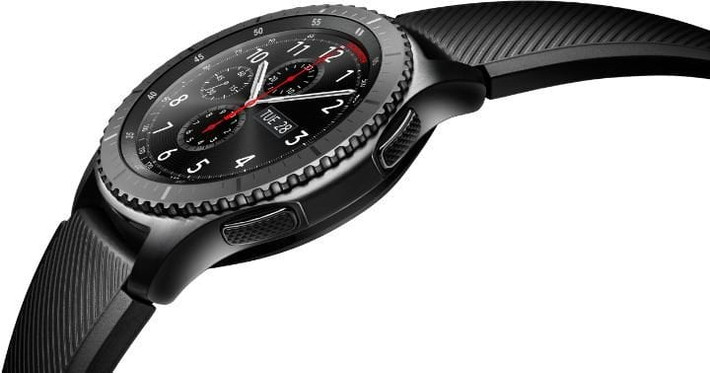 Samsung Gear S3 (Giá bán 8,5 triệu đồng; màn hình hiển thị 1,3 inch; Hệ điều hành Tizen; Thời lượng pin lên tới 4 ngày): sử dụng màn hình mặt tròn AMOLED kích thước 1,3-inch, độ phân giải 360x360, mặt kính là Corning Gorilla Glass SR+ mới nhất dành cho các thiết bị đeo. Gear S3 có 768MB RAM, bộ nhớ trong 4GB, viên pin 380mAh mà theo Samsung là có thể hoạt động được từ 3 đến 4 ngày - ngay cả khi đó là bản LTE. Gear S3 có thể sử dụng S Voice điều khiển giọng nói để thực hiện cuộc gọi hoặc gửi tin nhắn, bên cạnh đó, nó còn được trang bị tính năng Samsung Pay. Gear S3 còn được chứng nhận chống nước và bụi chuẩn IP68 tương tự như Apple Watch Series 2.