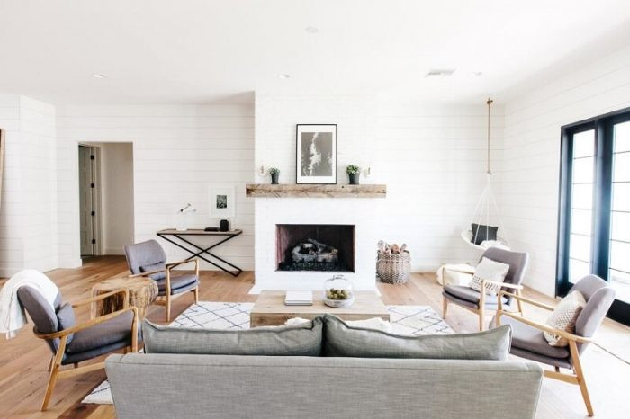 Mẫu thiết kế phòng khách theo kiểu châu Âu với sofa, lò sưởi, tường trắng giả gỗ. Ảnh: Noithathoangquan.