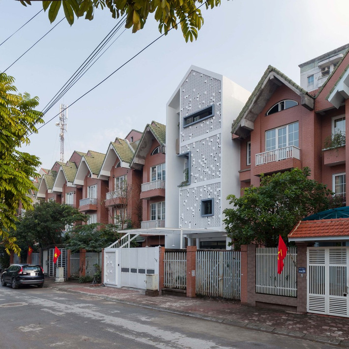 Cocoon House nổi bật, gây chú ý hơn hẳn trong loạt biệt thự đắt tiền ở một khu đô thị Hà Nội.