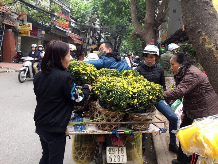 Các tiểu thương cũng bận rộn chuyển hàng để cung ứng cho khách.