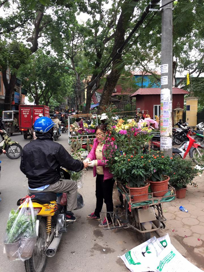 Ngoài những cửa hàng cố định lâu nay, hàng loạt những xe hoa bán rong cũng tranh thủ về đây bán hàng dịp này.