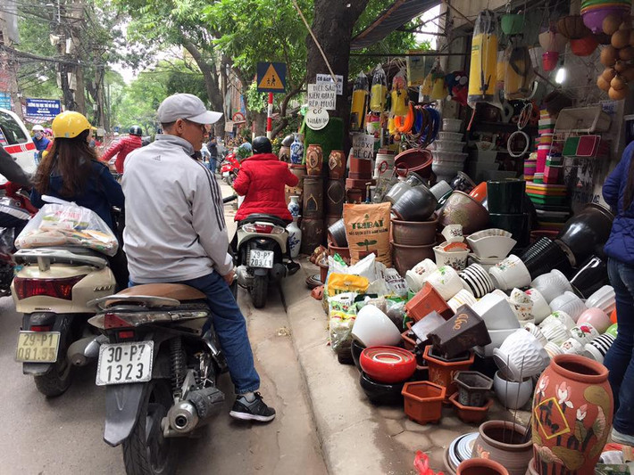 Bên cạnh các cửa hàng hoa, cây cạnh tấp nập khách ra vào là cửa hàng kinh doanh chậu cây cũng đắt hàng không kém.