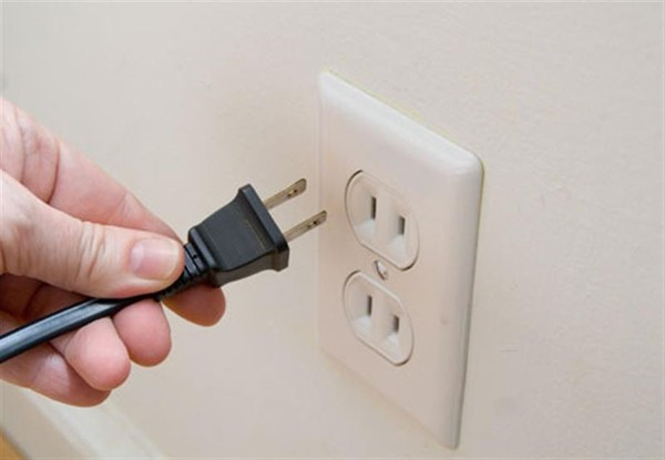 Tiết kiệm điện chắc chắn sẽ giúp các chị em giảm thiểu được số tiền điện phải đóng hàng tháng. Rút phích cắm ra khỏi ổ điện, tắt đèn khi không sử dụng, hay lựa chọn những sản phẩm tiết kiệm năng lượng để vừa tiết kiệm điện, vừa bảo quản đồ dùng bền hơn. Ảnh: Tietkiemnangluong.