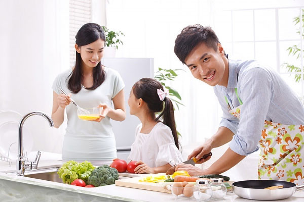 Thậm chí, nhiều chị em còn tranh thủ nấu luôn bữa trưa rồi mang đến công sở trong khi nấu bữa sáng cho gia đình. “Một công đôi việc”, việc này vừa đem đến bữa trưa ngon miện, sạch sẽ, vừa tiết kiệm được ít nhất một nửa tiền so với ăn ngoài. Ảnh: Phunutoday.