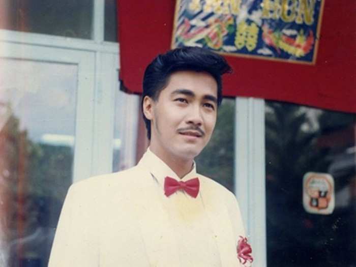 Từng là một trong những nam diễn viên đình đám nhất Việt Nam thời kỳ phim “mỳ ăn liền” và được mệnh danh là "Ông Hoàng phòng vé". Sau nhiều năm, khi đã già , Lý Hùng đã đóng phim ít dần. Anh tập trung cho việc đầu tư chứng khoán bất động sản và làm phim. Lý Hùng cũng đang nắm trong tay nhiều cổ phần BĐS lớn như Khang Điền do anh trai Lý Hùng sáng lập. Ảnh: Danviet.