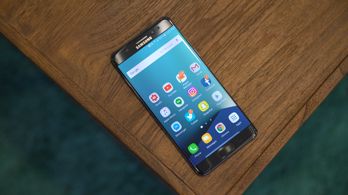 Hiện tại chưa có thông tin về mức giá của chiếc Galaxy Note 7R tại thị trường Việt Nam. Tuy nhiên thông thường thì mức giá tại Việt Nam sẽ chênh lệch ít so với mức giá tại Hàn Quốc. Nếu có mức giá như Hàn Quốc (14 triệu đồng) thì Galaxy Note 7 vẫn hoàn toàn có thể thành công khi mà vẫn còn rất nhiều người dùng Việt yêu thích sản phẩm này.