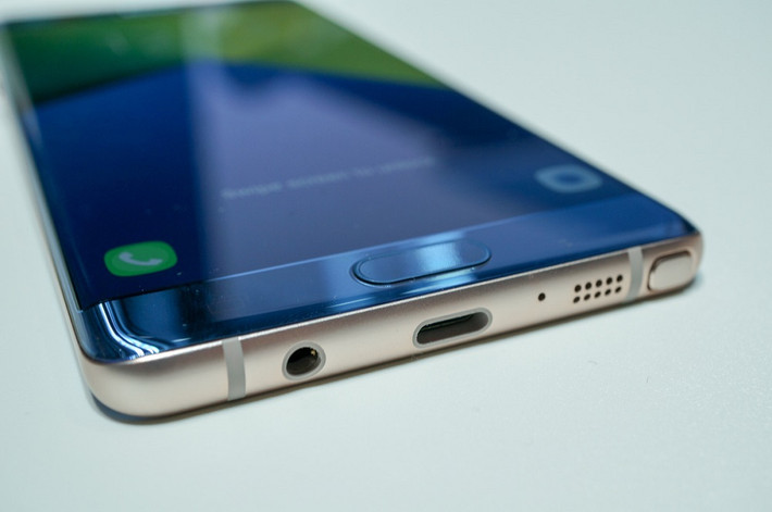 Galaxy Note 7R sở hữu thiết kế nam tính, mãnh mẽ cùng với đó là cấu hình phần cứng mạnh mẽ và đặc biệt là chiếc bút Spen thần thánh- thứ mà đã làm nên thương hiệu của dòng Galaxy Note. Những chiếc Galaxy Note rất phù hợp với giới văn phòng, doanh nhân v.v...
