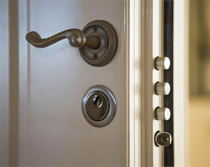 Điều đặc biệt làm nên danh hiệu “biệt thự an toàn nhất nước Mỹ” chính là toàn bộ hệ thống cửa và cửa sổ của căn biệt thự được làm bằng kính chống đạn. (Ảnh Bloomberg)