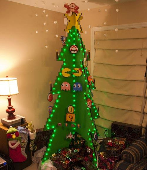 Cây thông Noel này được trang trí lấy ý tưởng từ một trò chơi. Ảnh: Imgur.