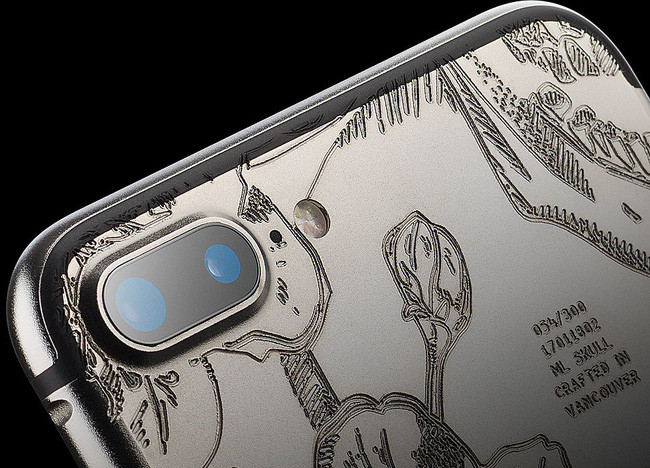 iPhone 7 được làm bằng đồng và phủ rhodium, đồng thời trang trí bằng kính sapphire đen và logo đổi màu. Đây là phiên bản Skulls & Flowers.