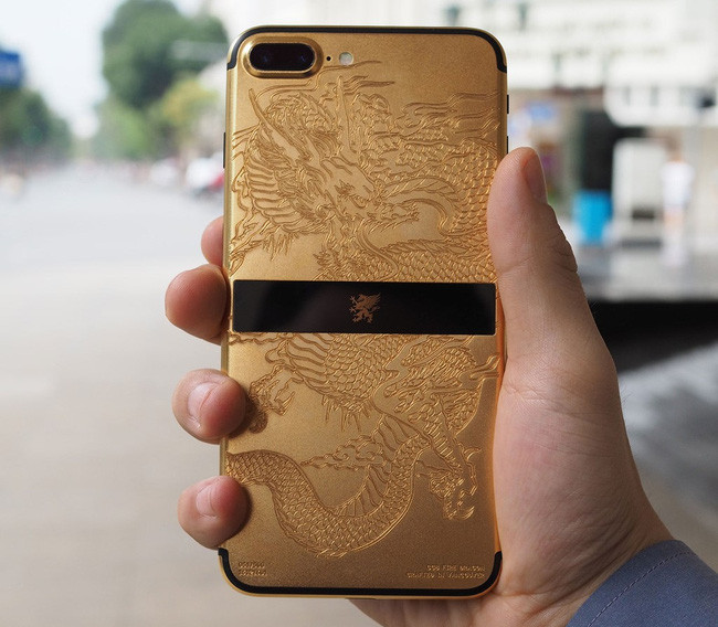 Phiên bản Fire Dragon sử dụng họa tiết rồng khắc nổi trên nền chất liệu đồng và phủ vàng... ở giữa có tấm kính sapphire màu đen và logo bằng vàng.