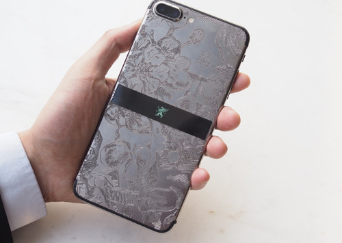 Các phiên bản iPhone 7/7 Plus của Mobiado trên đều được chế tác với số lượng rất hạn chế. Giá bán của sản phẩm từ 72 đến 98 triệu đồng tùy phiên bản và kiểu hoa văn. Nguồn ảnh: Mobiado Grand Collection.