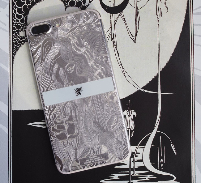 Phiên bản iPhone 7 Art Nouveau lấy cảm hứng từ những bức hoạ giữa năm 1890 và 1910. Những đường cong bất đối xứng được khắc họa chi tiết tạo nên họa tiết trang trí rất đặc trưng. Vỏ máy được làm bằng đồng và phủ rhodium, đồng thời trang trí bằng kính sapphire màu đục và logo trắng.
