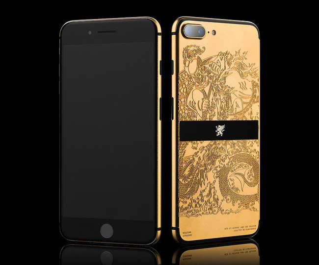Cũng cùng ý tưởng với sản phẩm kia nhưng chiếc iPhone 7 này có tên St. George & Dragon lại có họa tiết rồng khác biệt. Vỏ máy được làm bằng đồng và phủ vàng, ở giữa có tấm kính sapphire màu đen, logo bằng vàng.