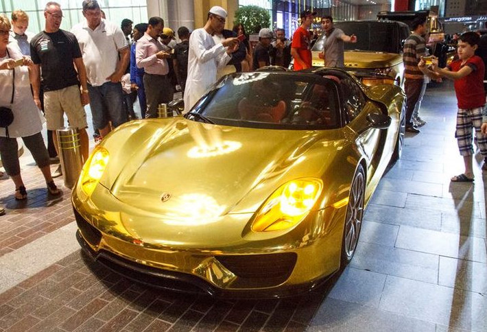 Điện thoại dát vàng cũng là thứ bình thường như “cân đường hộp sữa” ở Dubai! (Ảnh Brightside)