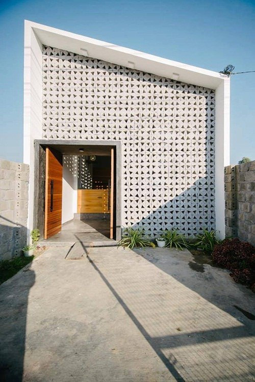 Được xây bằng gạch với các ô thoáng dạng tổ ong, ngôi nhà tại phường Đăk Cấm -TP Kon Tum nhìn ngoài có vẻ đơn sơ nhưng bên trong thực sự ấn tượng. Ảnh Imgur.