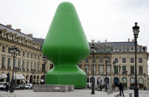 Cây thông Noel "bá đạo" nhất quả đất. Ảnh: Imgur.