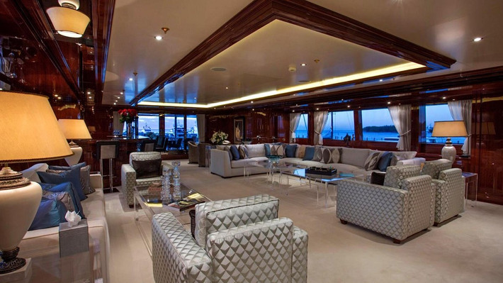 Chiếc du thuyền có diện tích khủng với 9 phòng ban, trong đó có 5 phòng đôi được trang bị nội thất hiện đại, sang trọng bậc nhất.