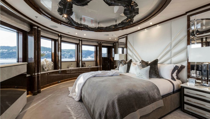 Du thuyền này có 6 cabin, trong đó có một phòng VIP bậc nhất là phòng ngủ riêng biệt trên sân thượng du thuyền.
